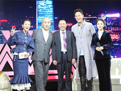 大道董事長(zhǎng)羅永輝與著名歌星劉尊老師、汪正正老師、郭津彤老師、主持人雅琪在北京電視臺(tái)錄制節(jié)目現(xiàn)場(chǎng)親切合影